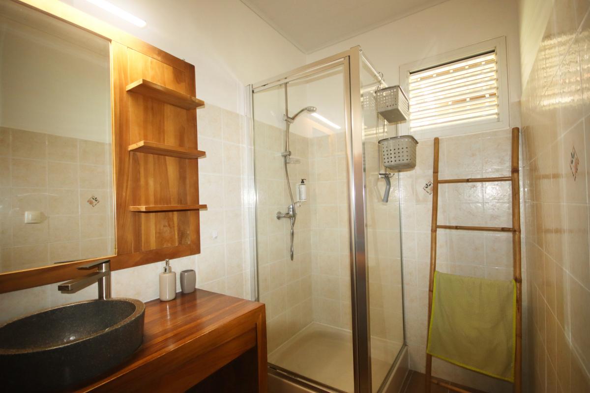 34 Location villa piscine le diamant Martinique_la salle d eau 2